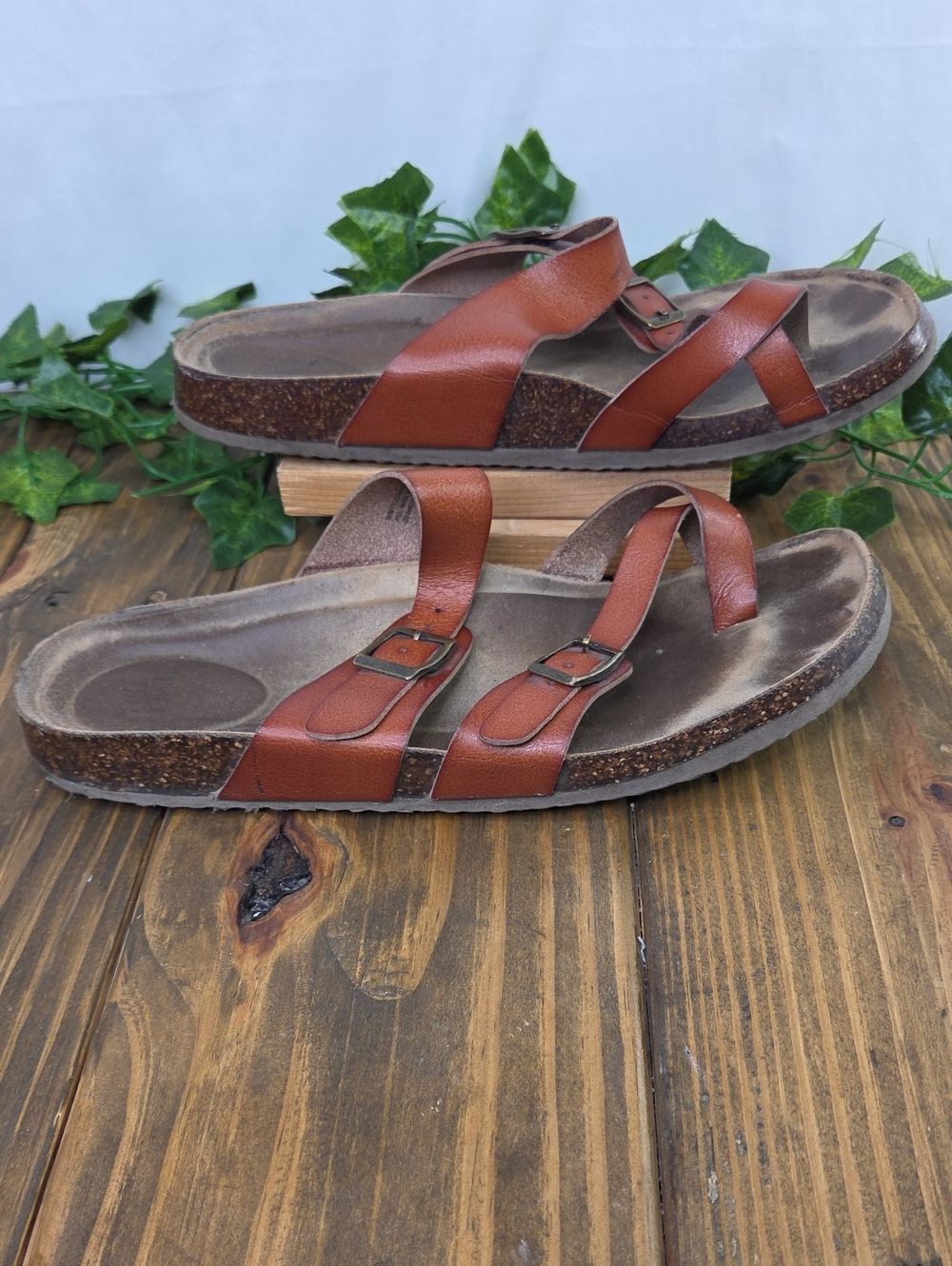 Time & Tru. Leather Flip Flop Sandal. Size 8 - Picture 2 of 7